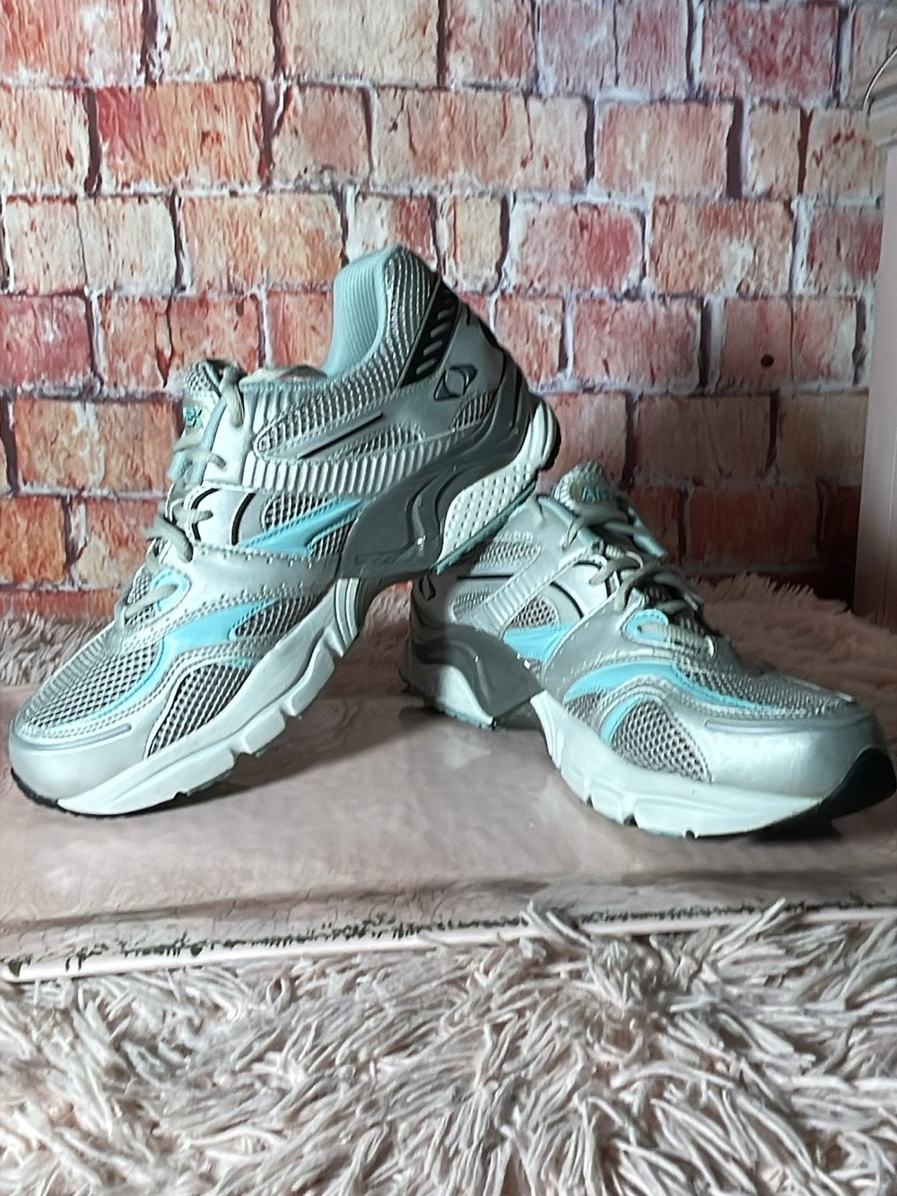 Apex Lightweight Athletic Sneakers in Light Gray and Aqua
